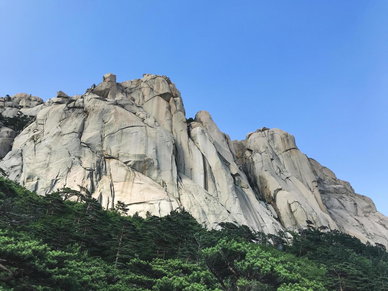 grote rotsen bij het nationale park van Seoraksan, Zuid-Korea foto