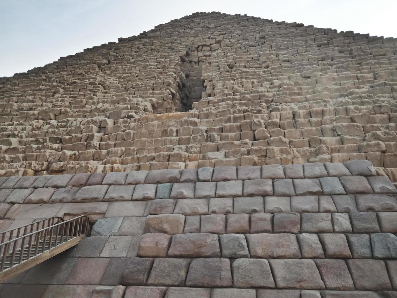 de grote piramide in gizeh, onderaanzicht egypte foto
