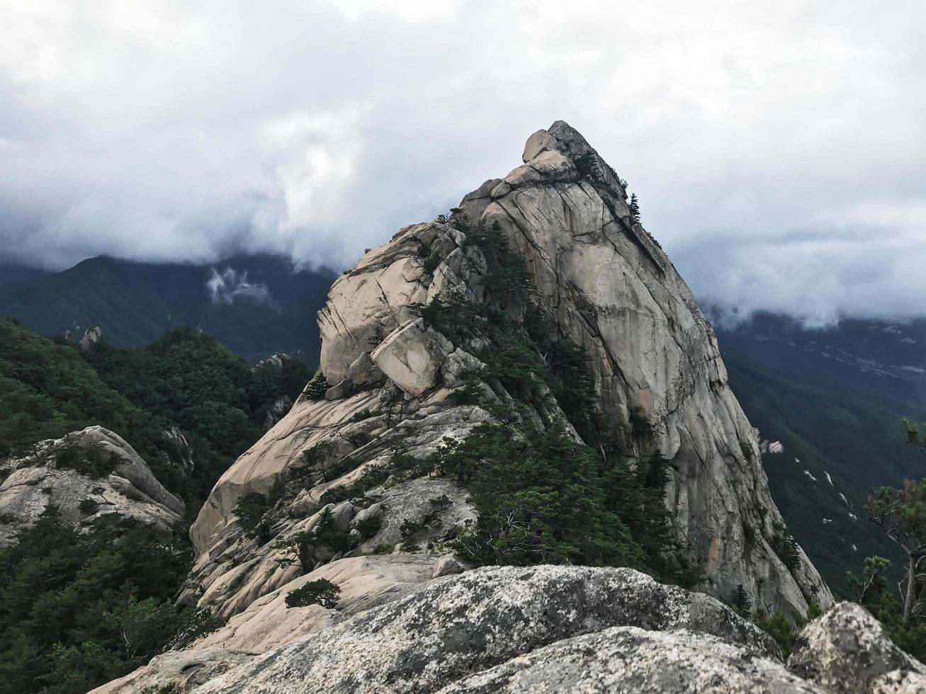 grote rotsen bij het nationale park van Seoraksan, Zuid-Korea foto