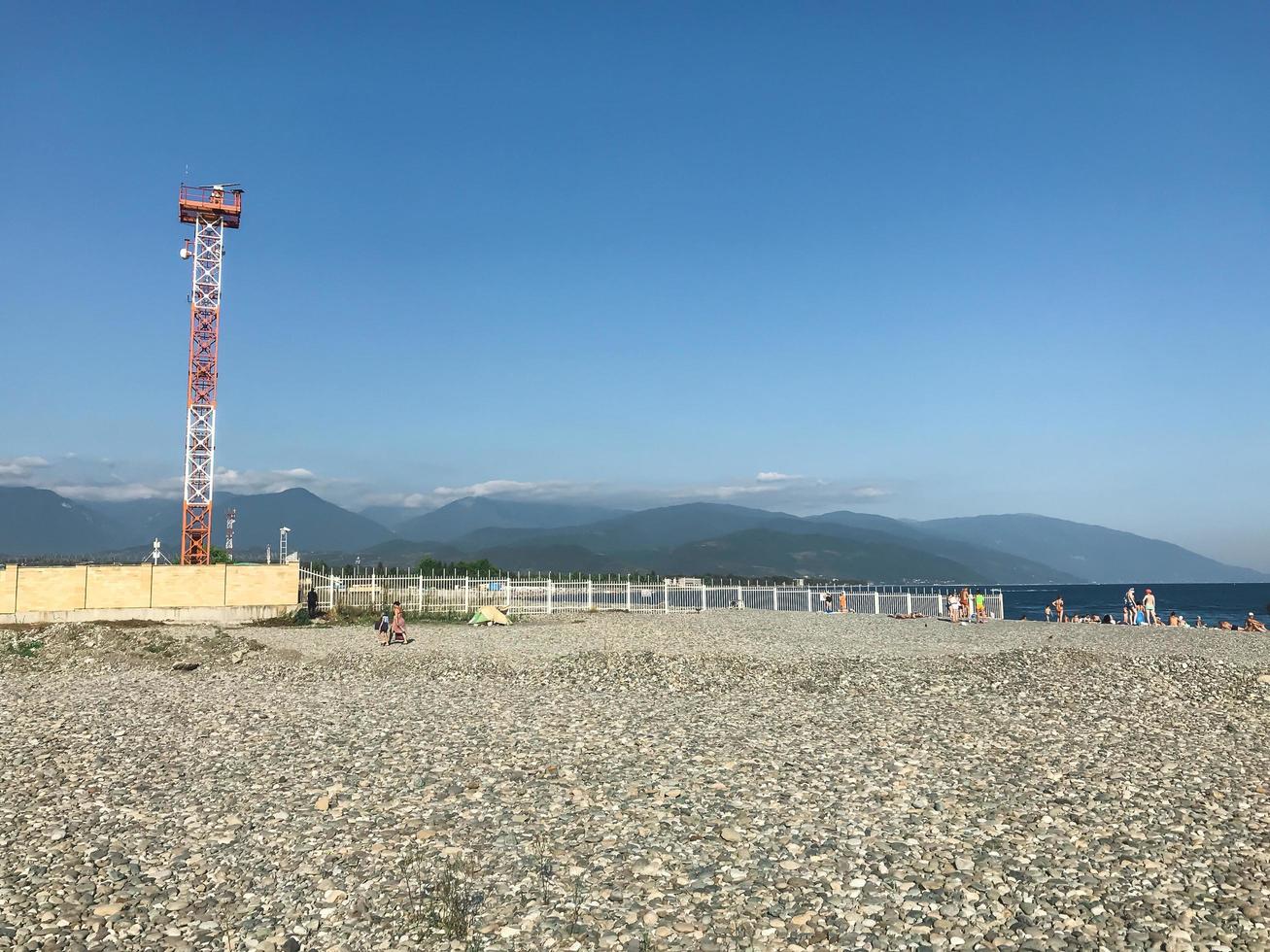 adler stad rusland het strand bij de grens van rusland en abchazië foto