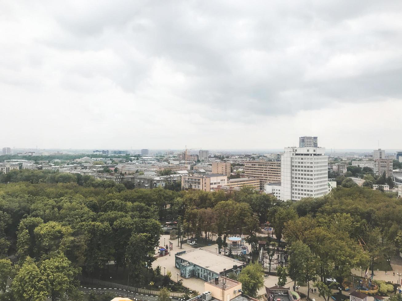 kharkov stad oekraïne mei 2019 het uitzicht van reuzenrad naar gorky park foto