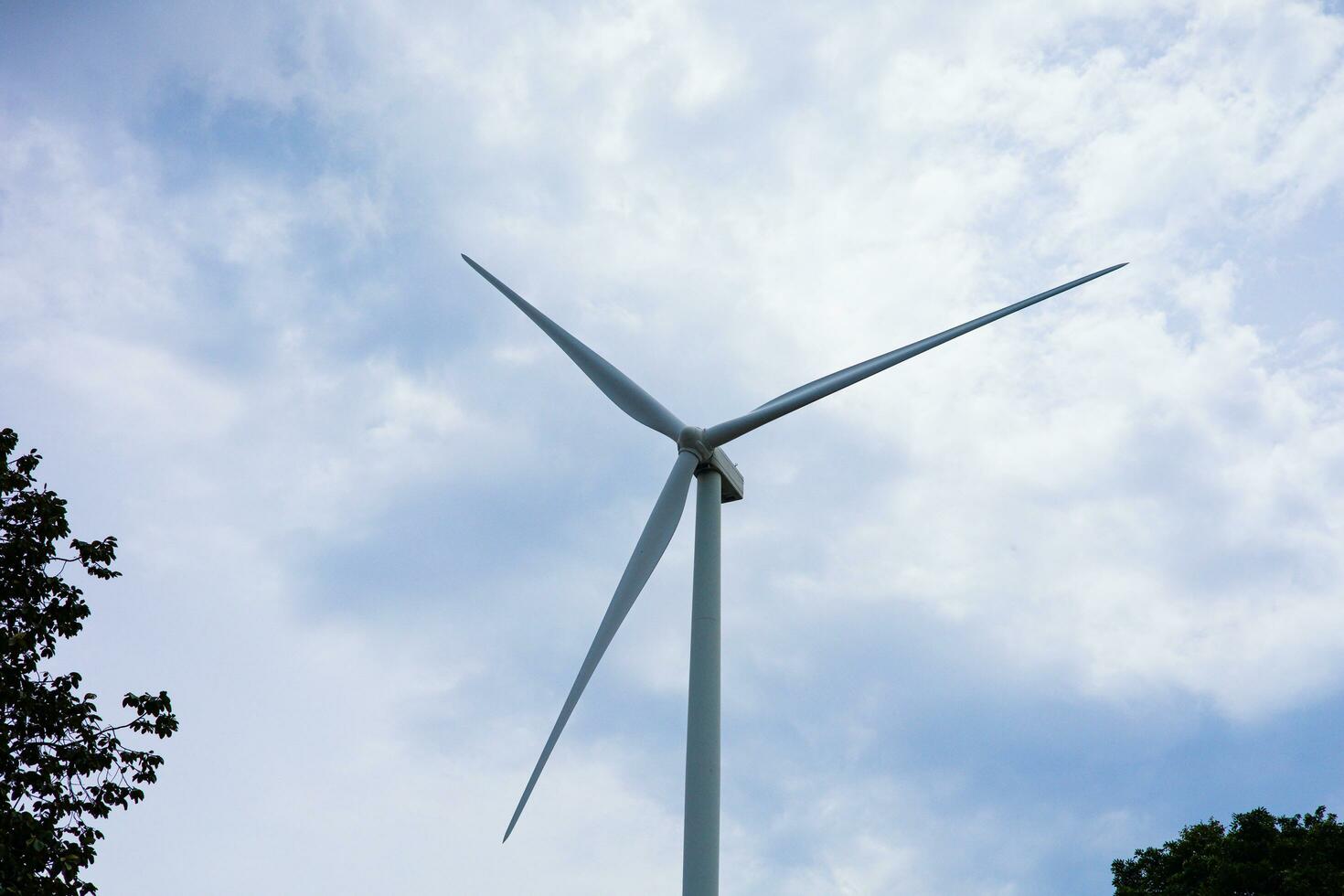 wind turbine achter de mooi blauw lucht foto
