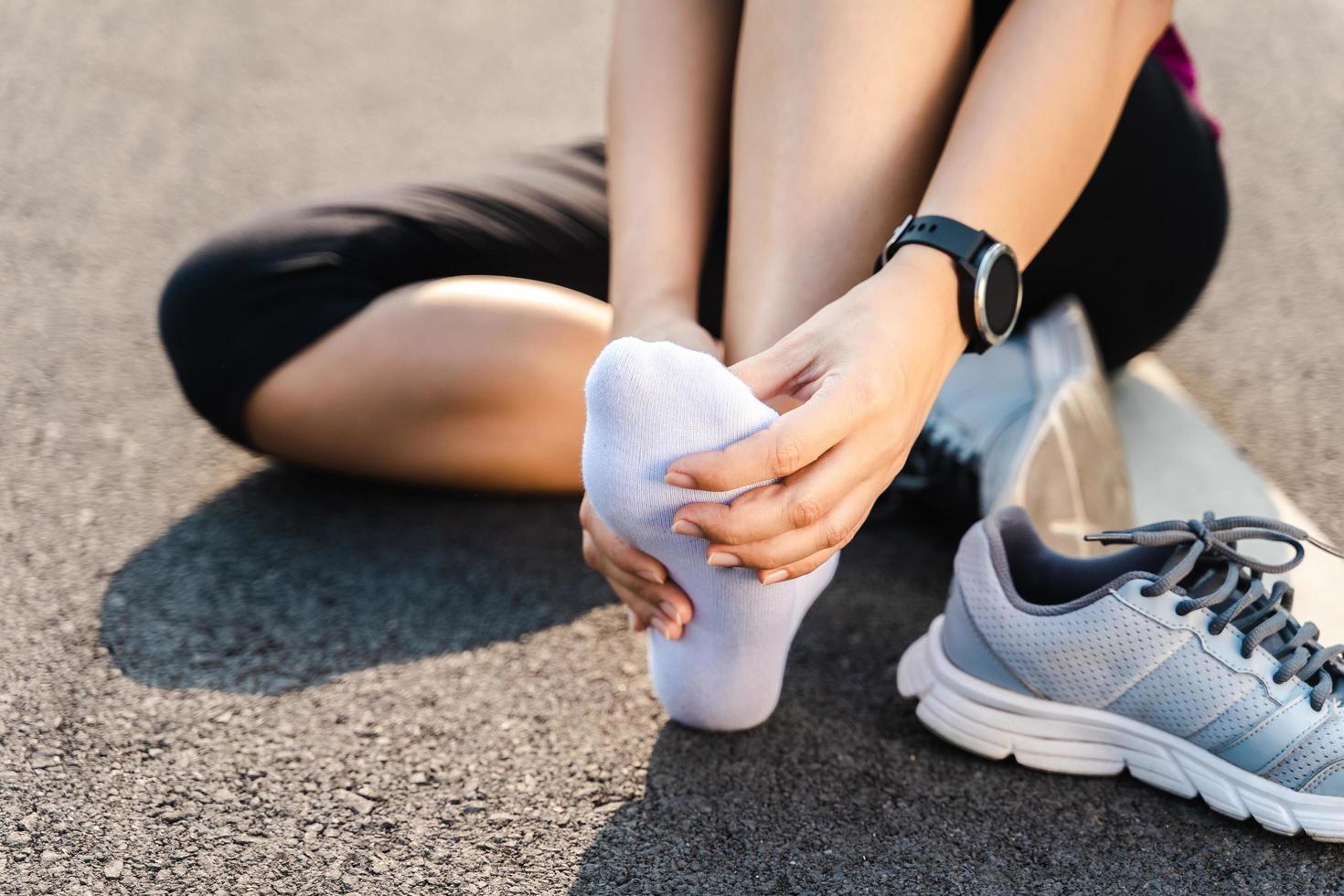 loopblessure been ongeval-sport vrouw runner kwetsen met pijnlijke verstuikte enkel pijn. vrouwelijke atleet met gewrichts- of spierpijn en probleem met pijn in haar onderlichaam. foto