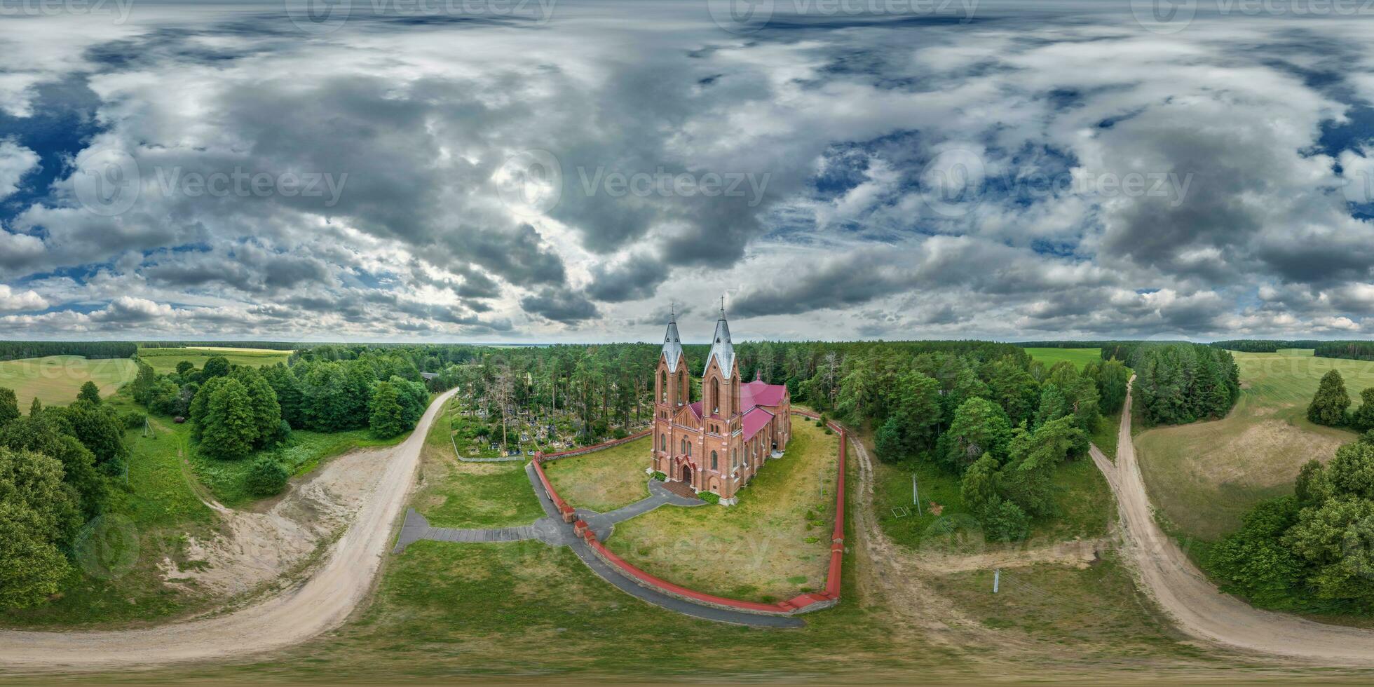vol hdri 360 panorama antenne visie Aan rood steen neo gotisch Katholiek kerk in platteland of dorp in equirectangular projectie met zenit en nadir. vr ar inhoud foto