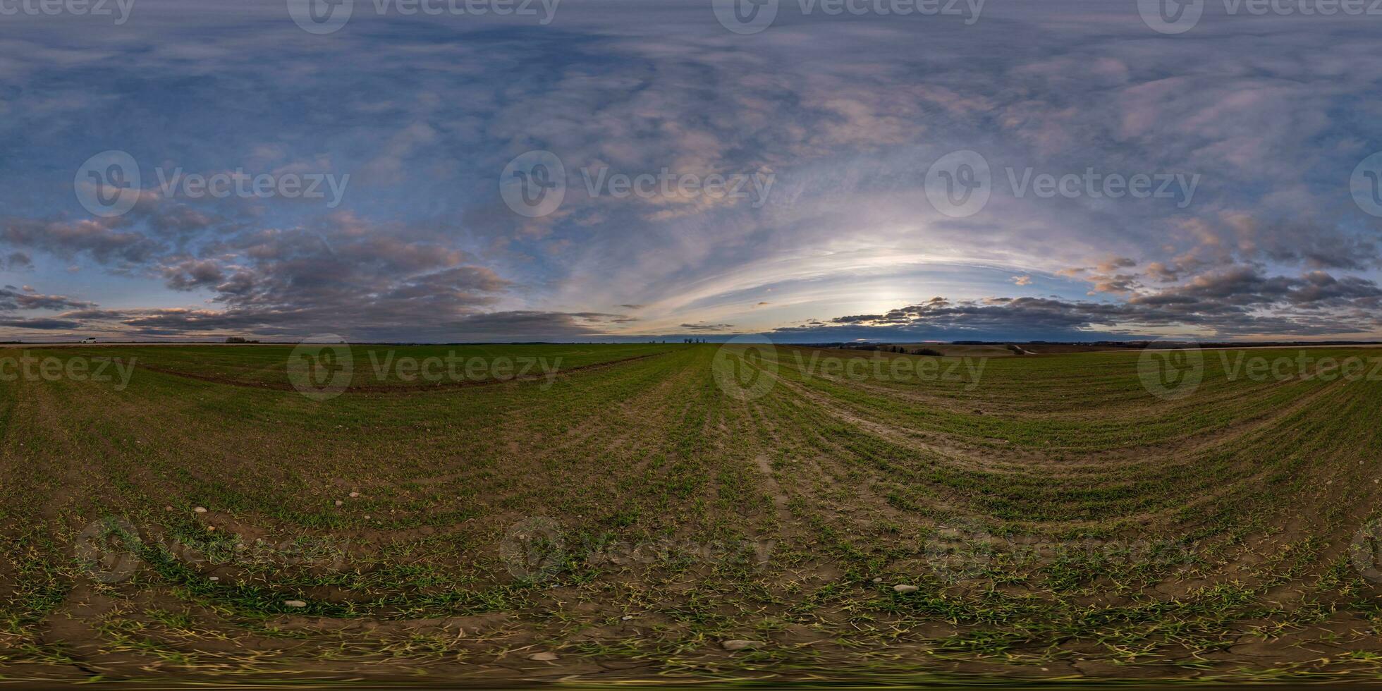 bolvormig 360 hdri panorama tussen landbouw veld- met wolken Aan avond blauw lucht na zonsondergang in equirectangular naadloos projectie, net zo lucht koepel vervanging in dar panorama's, spel ontwikkeling foto