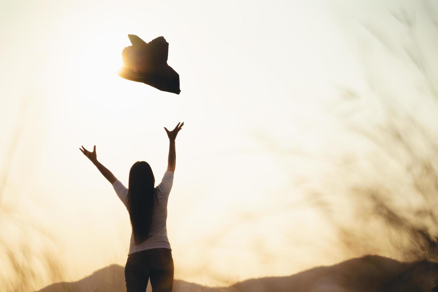 gelukkige succesvolle zakenvrouw die haar jas in de lucht gooit. zakelijke vrijheid succes concept. foto