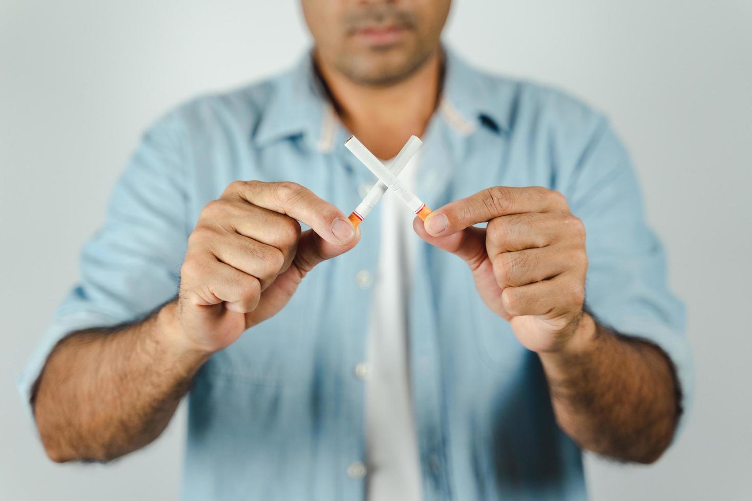 man hand met gekruiste sigaretten. concept stoppen met roken, werelddag zonder tabak. foto