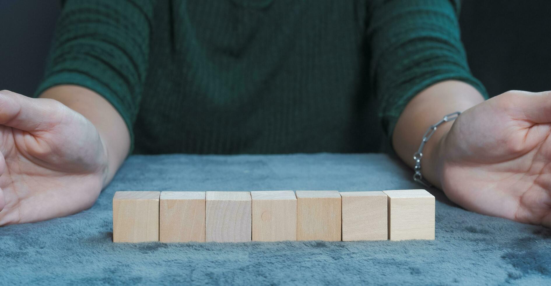 hand- Holding houten Dobbelsteen geschikt voor maken infographics. foto