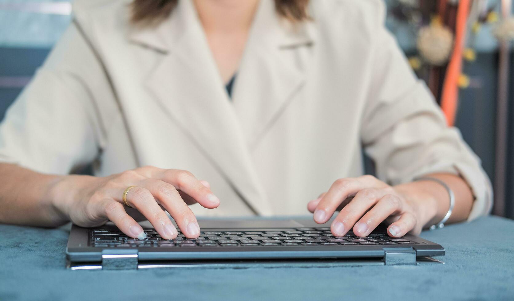 vrouw typen werk of chatten Aan laptop geschikt voor maken infographics. foto