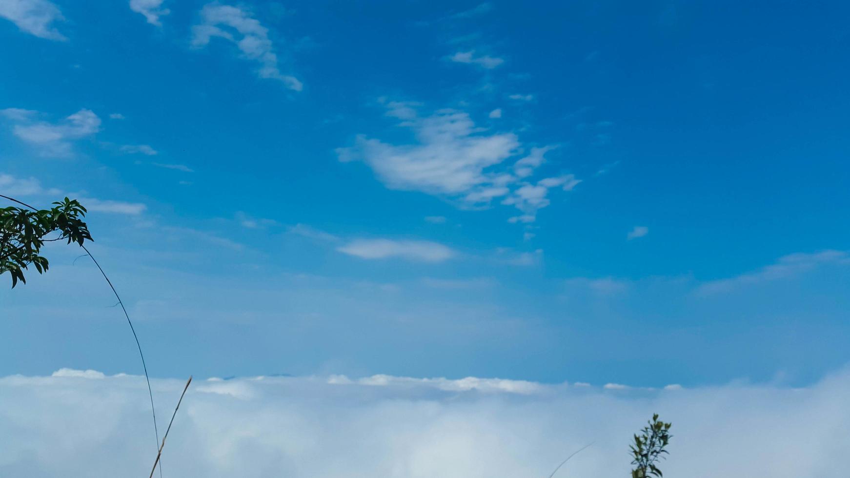 blauwe lucht en wolken foto