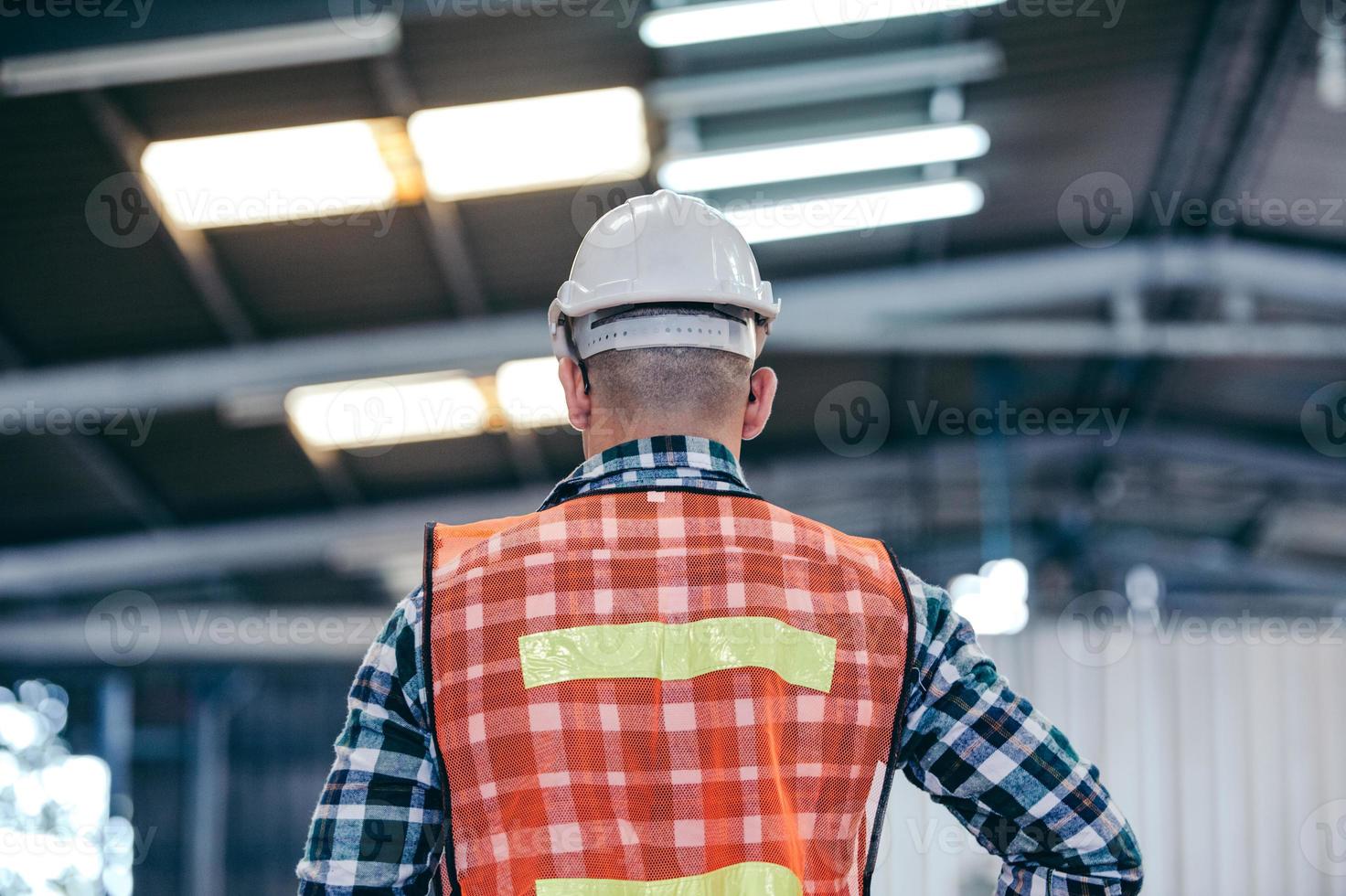 achterkant fabrieksvoorman die op de bouwplaats staat foto