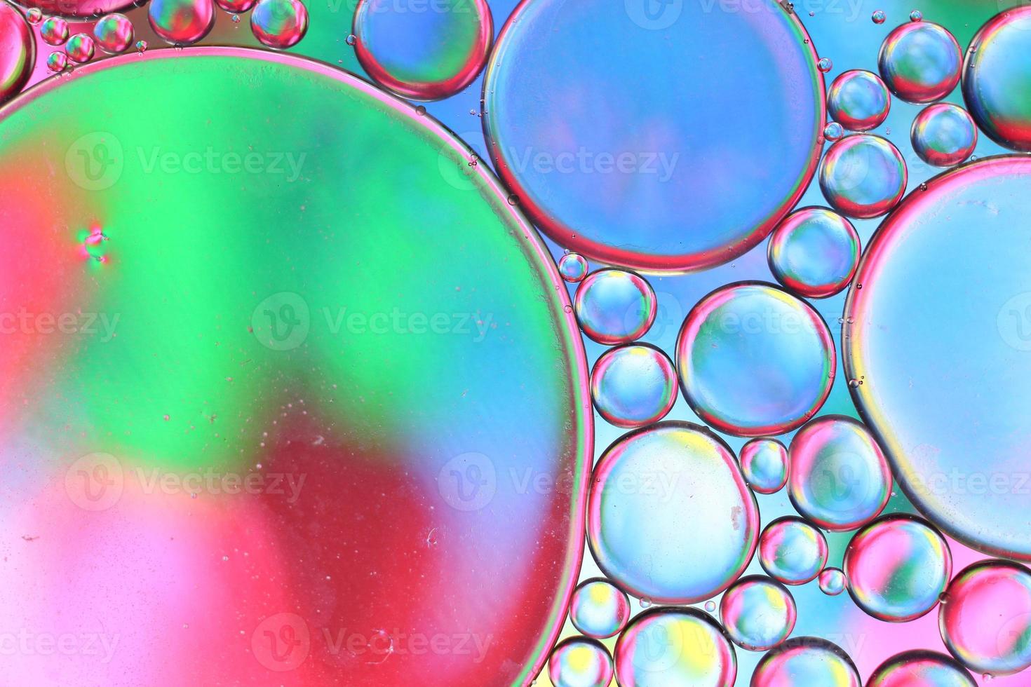 gekleurde druppels olie op het water. achtergrond of textuur. foto