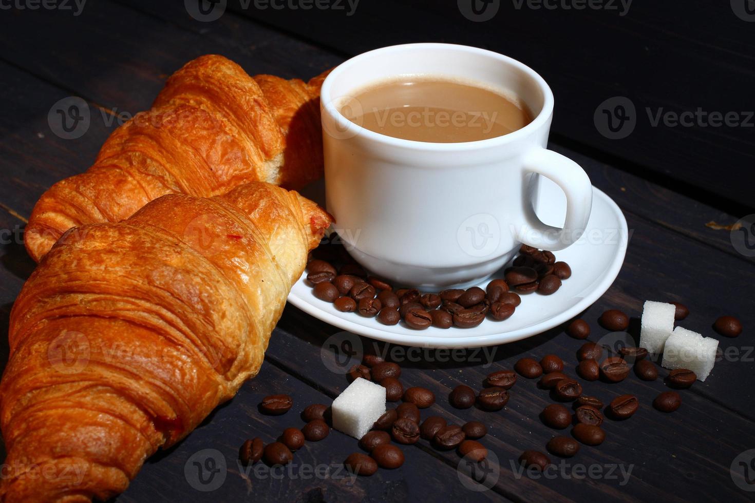 cappuccino in een kopje en een croissant. populair ontbijt. foto