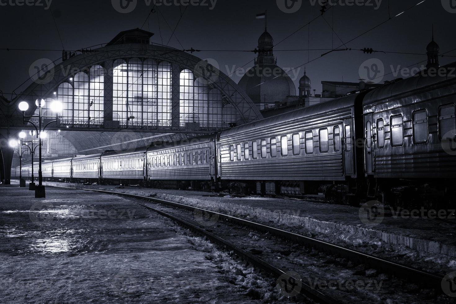 nachttrein op het treinstation foto