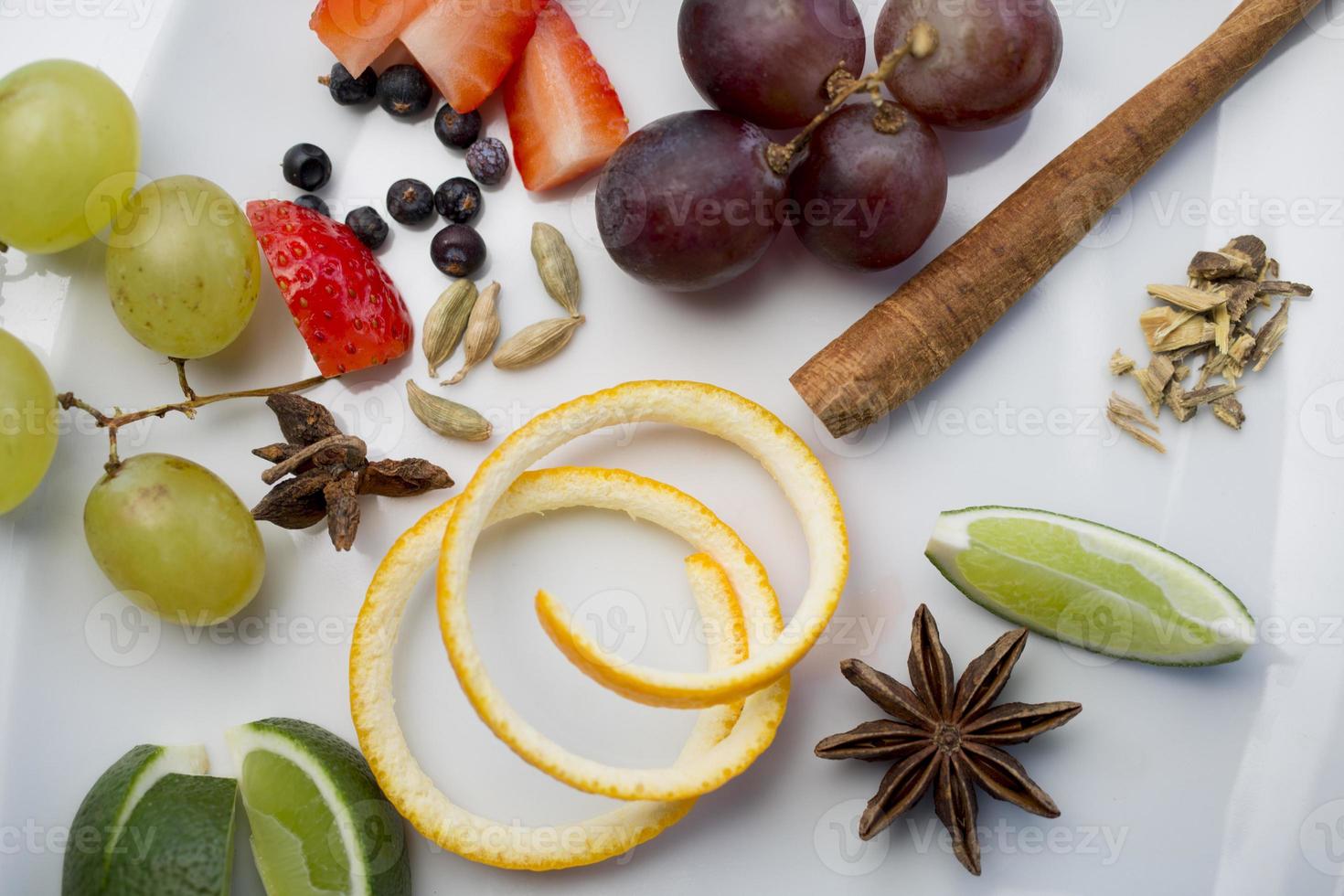 gevarieerde kruiden en vruchten voor gin-tonics op witte achtergrond foto