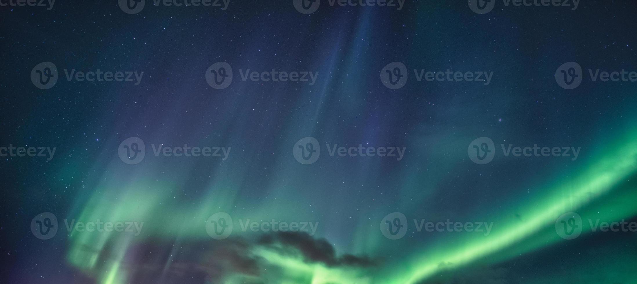 aurora borealis, noorderlicht gloeit in de nachtelijke hemel foto