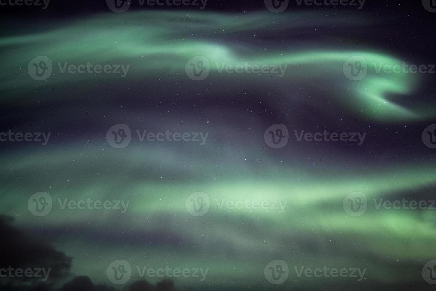 kleurrijk noorderlicht, aurora borealis op de nachtelijke hemel foto