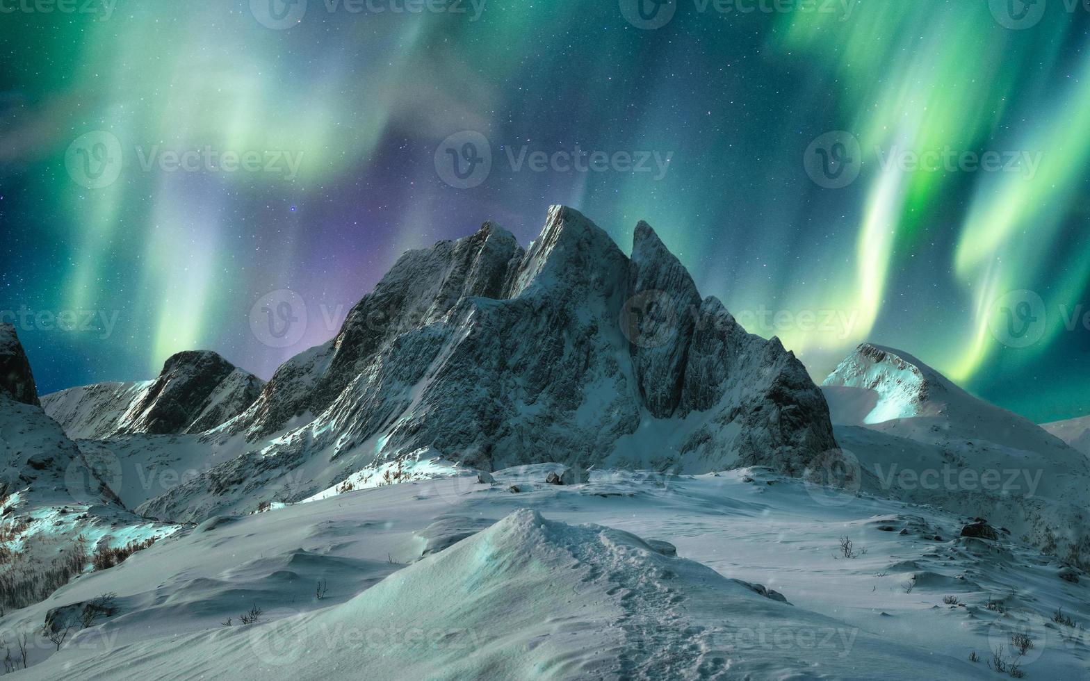 aurora borealis over majestueuze berg in besneeuwd op segla-eiland foto