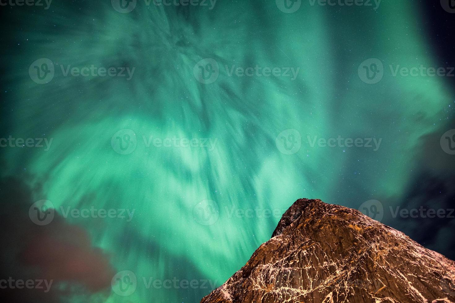 aurora borealis noorderlicht dansen op steile berg in de lucht foto