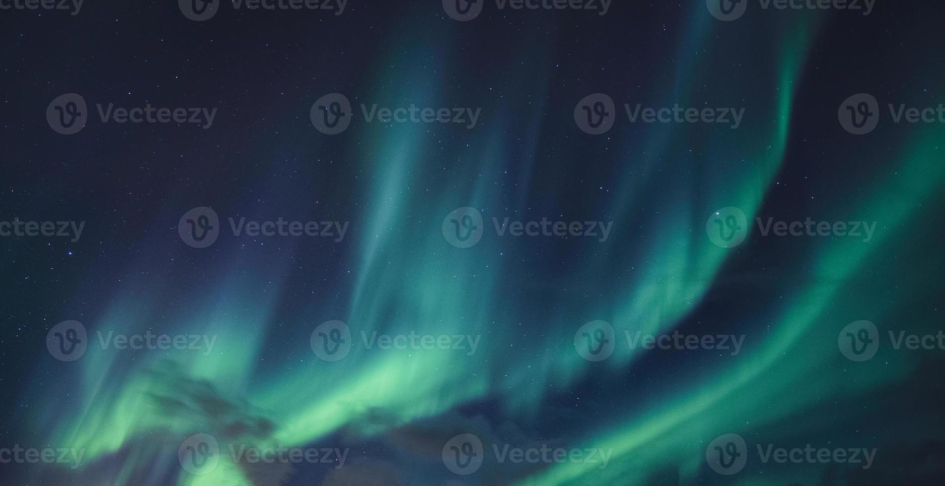 aurora borealis, noorderlicht gloeit in de nachtelijke hemel foto
