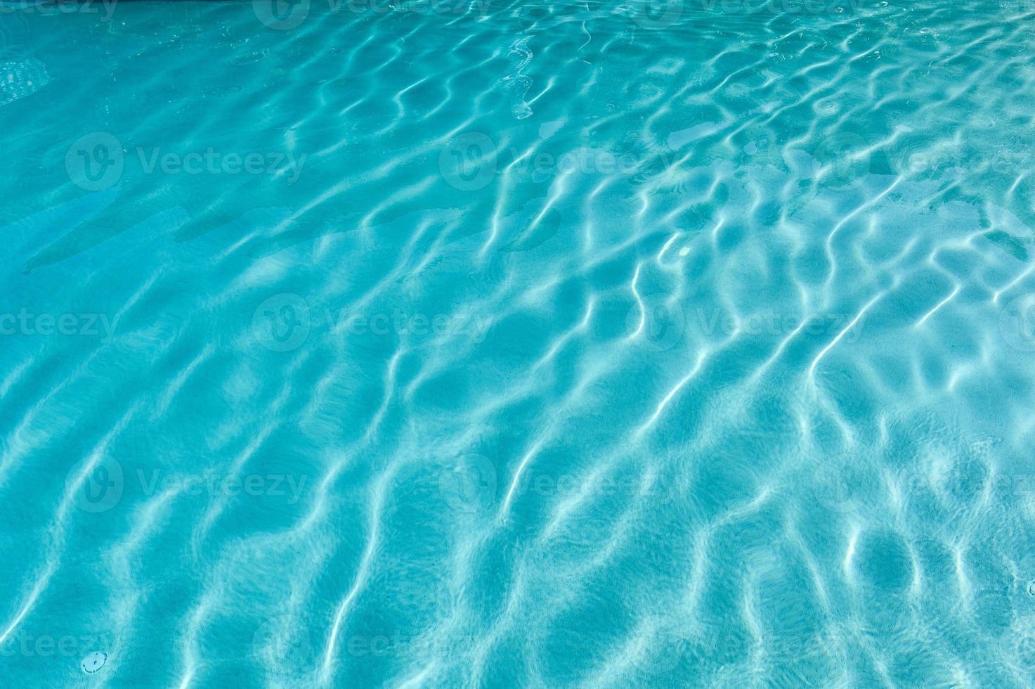 oppervlak van gegolfd blauw zwembad foto