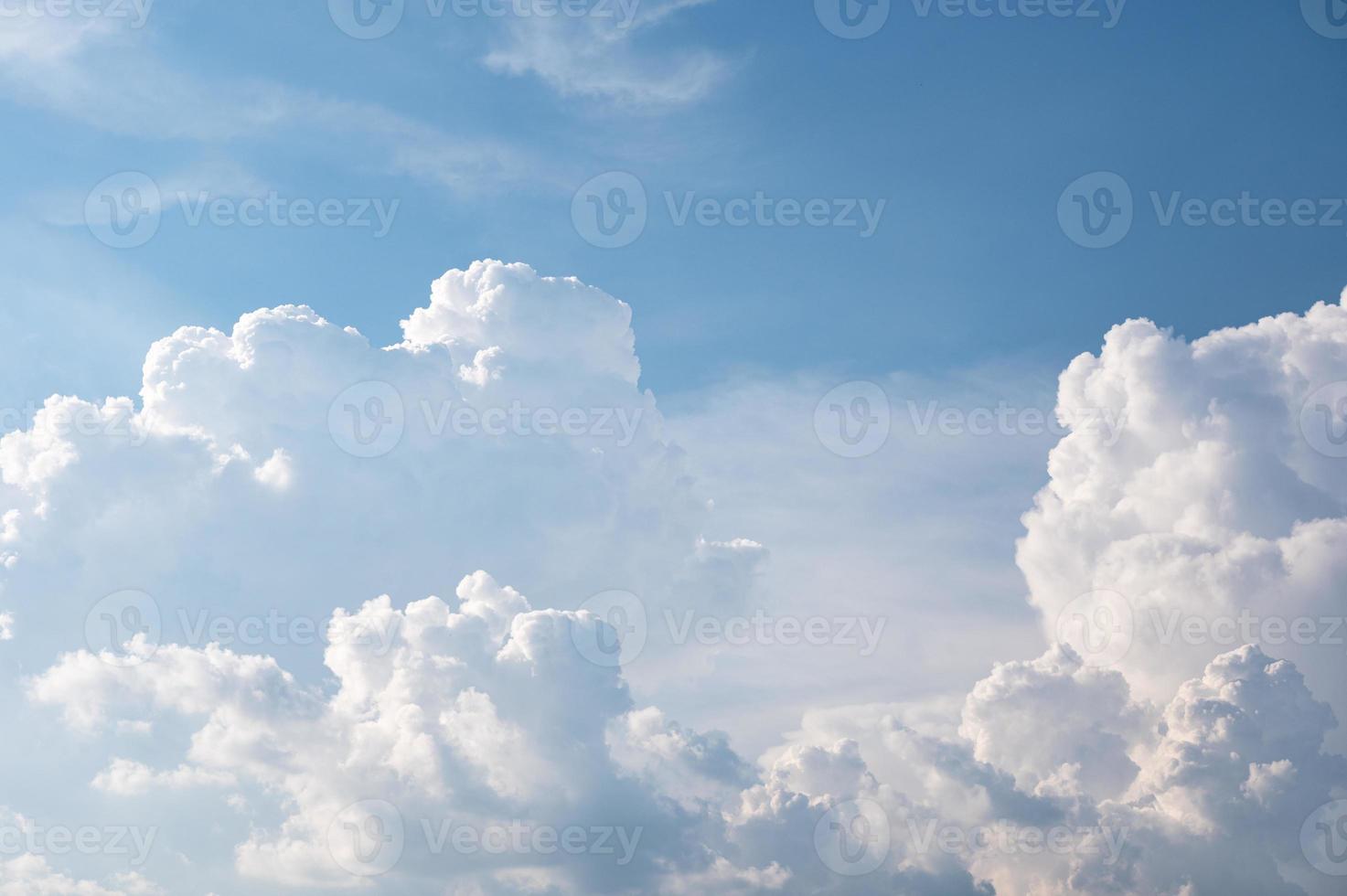 cumulus witte wolken op blauwe lucht foto