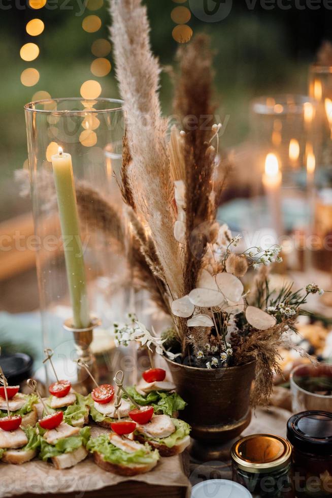 elegante huwelijksdecoraties gemaakt van natuurlijke bloemen en groene elementen foto