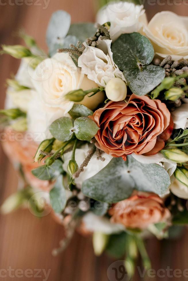 elegant bruidsboeket van verse natuurlijke bloemen foto