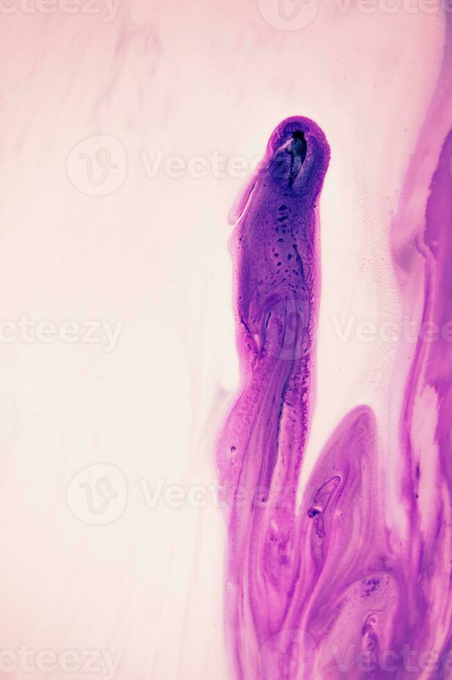 abstract gemaakt gebruik makend van de techniek van vloeistof acryl. macro fotografie van de kleinste details van een hijgen. de hijgen shows hoe overstroomt van tinten en kleuren van verf lijken op ruimte motieven. foto