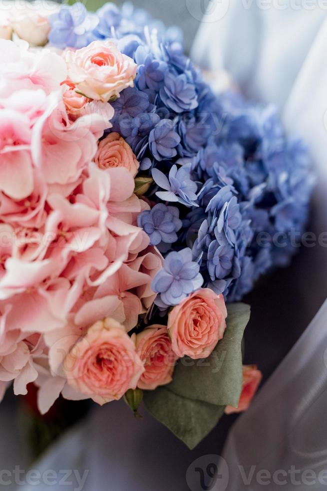 elegant bruidsboeket van verse natuurlijke bloemen foto