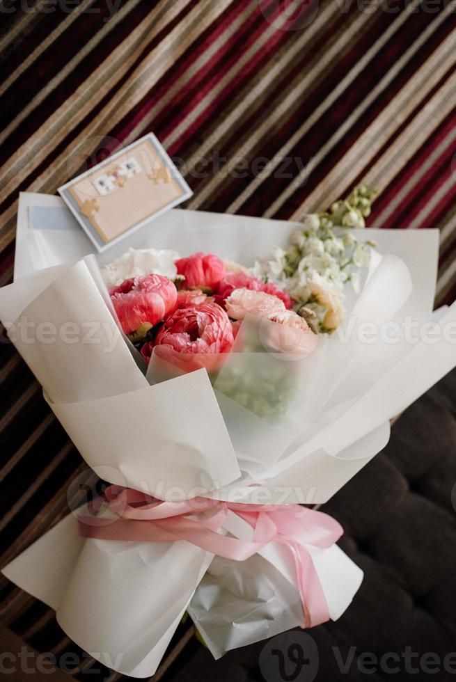 elegant bruidsboeket van verse natuurlijke bloemen foto