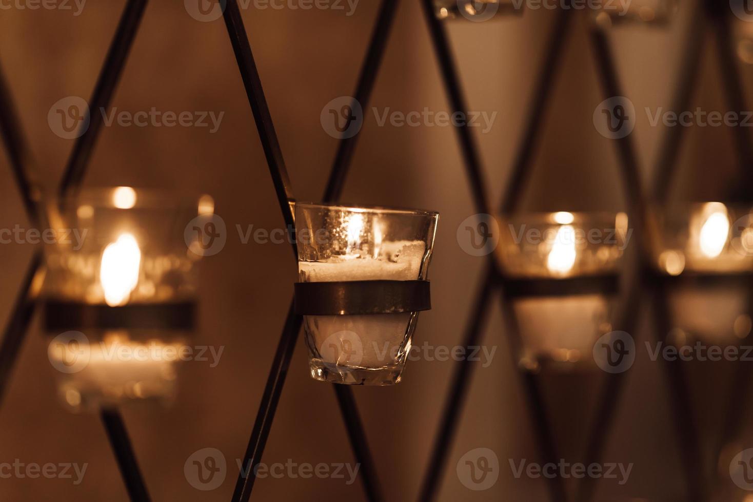 kaarsen branden in glazen op de huwelijksboog foto