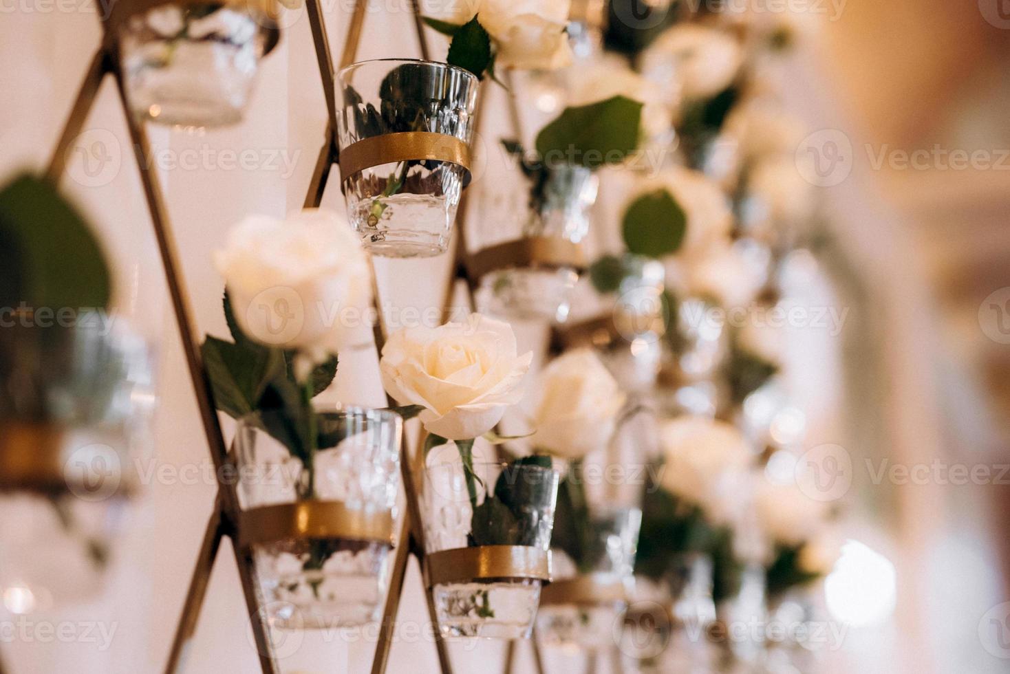 elegante huwelijksdecoraties gemaakt van natuurlijke bloemen en groene elementen foto