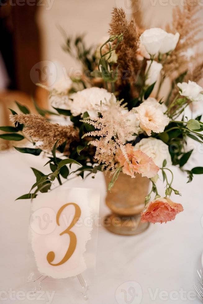 elegante huwelijksdecoraties gemaakt van natuurlijke bloemen en groene elementen foto