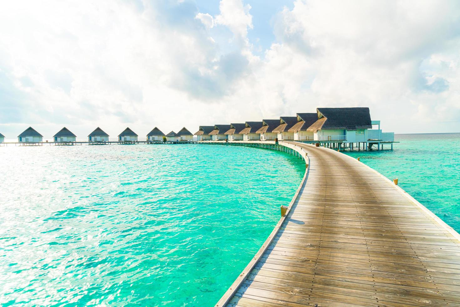 tropisch Maldiven resorthotel en eiland met strand en zee voor vakantievakantieconcept - verhoog de kleurverwerkingsstijl foto