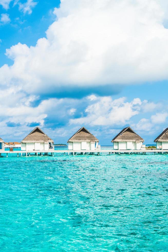 tropisch Maldiven resorthotel en eiland met strand en zee voor vakantievakantieconcept - verhoog de kleurverwerkingsstijl foto