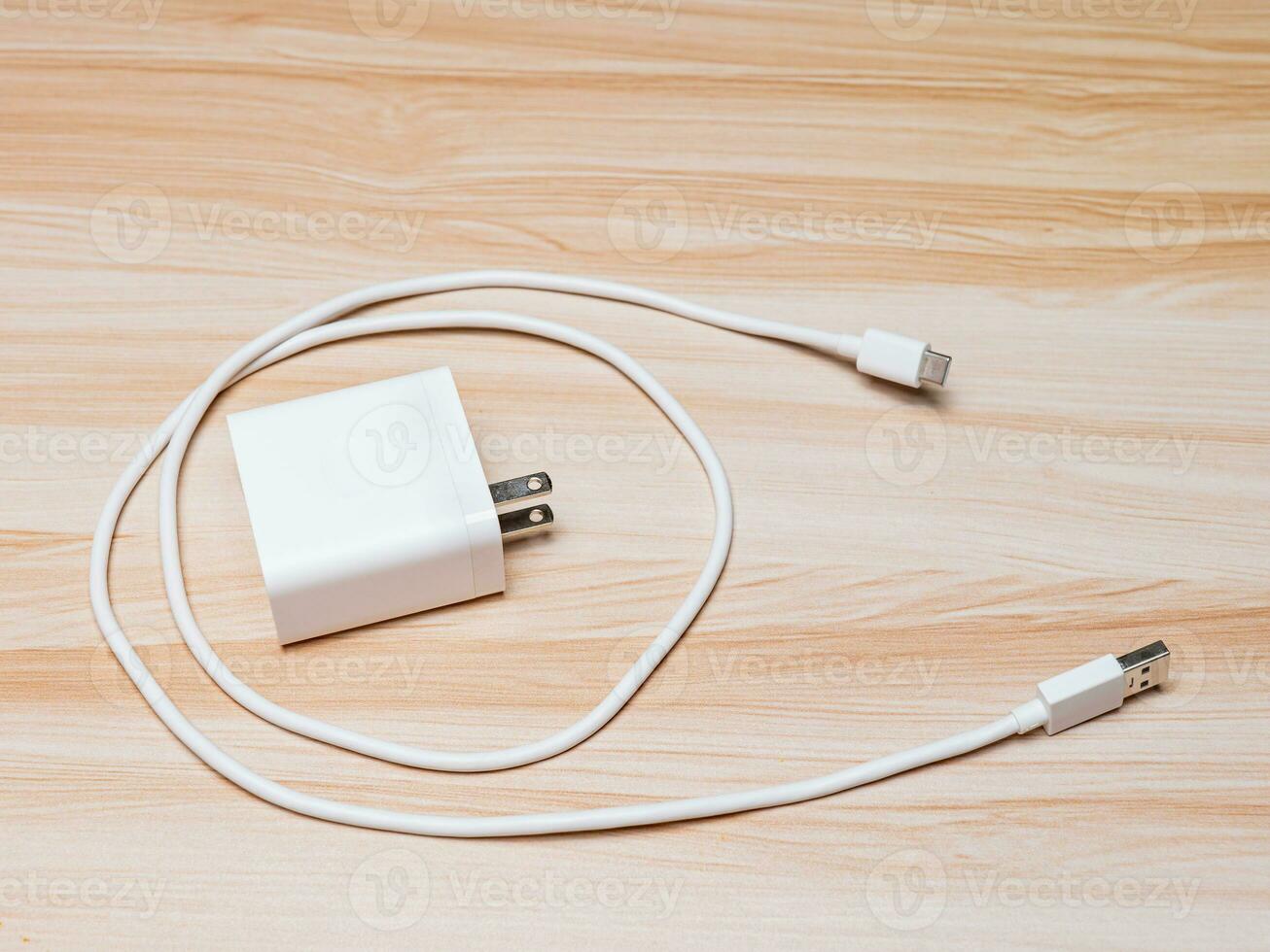 USB oplader en kabel type-c wit kleur Aan hout tafel foto