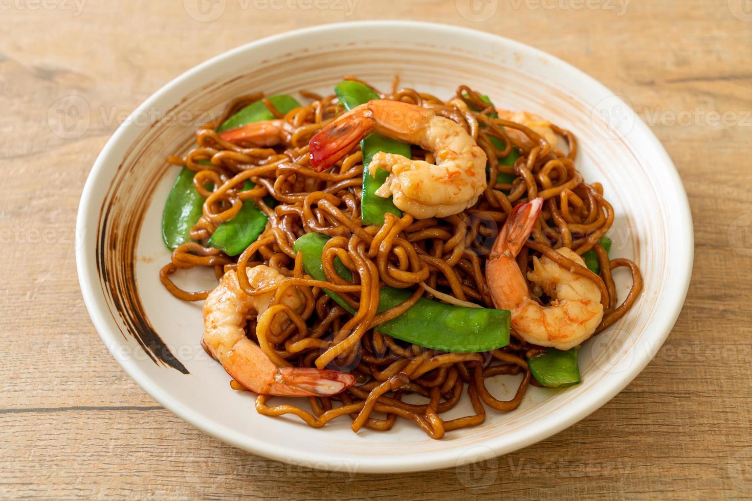 roergebakken yakisoba-noedels met doperwtjes en garnalen - Aziatisch eten foto