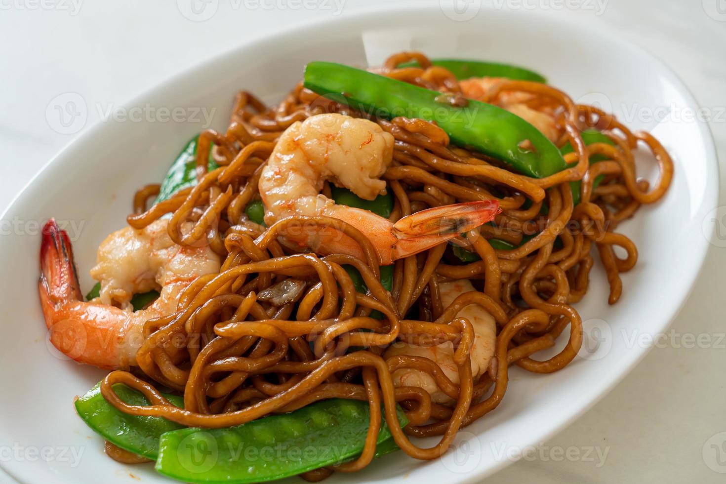 roergebakken yakisoba-noedels met doperwtjes en garnalen - Aziatisch eten foto