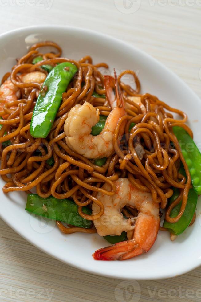 roergebakken yakisoba-noedels met doperwtjes en garnalen - Aziatisch eten foto