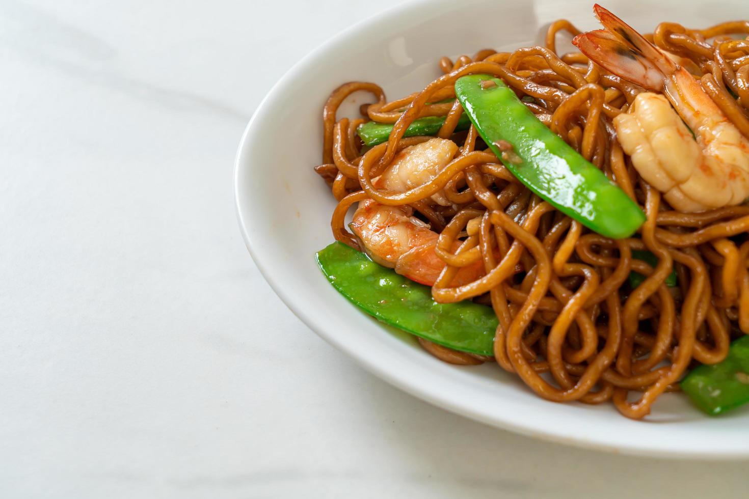 roergebakken yakisoba-noedels met doperwtjes en garnalen - Aziatisch eten foto