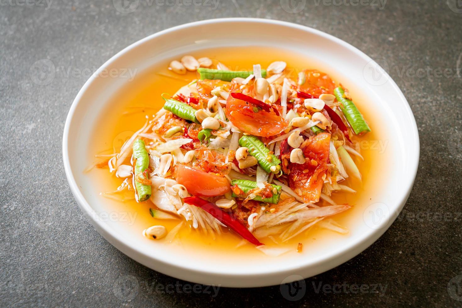 papaya pittige salade - somtam - thaise traditionele straatvoedselstijl foto