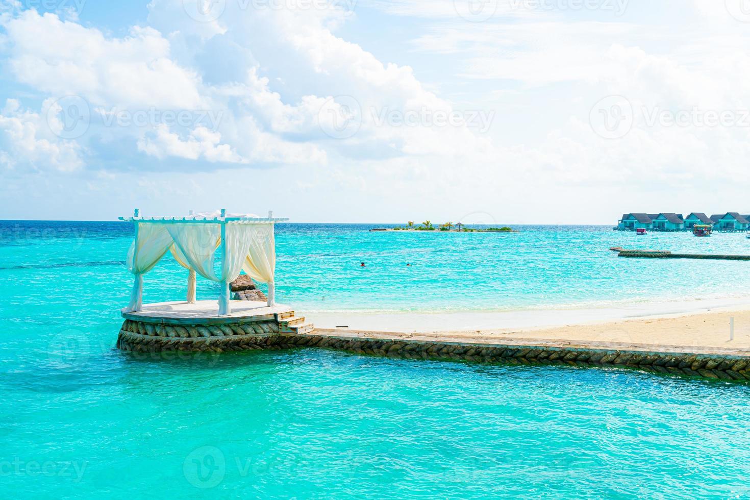 witte boog met tropische Malediven resort en zee achtergrond foto