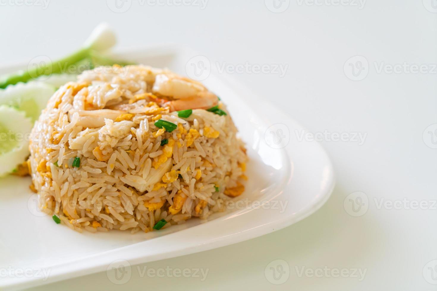 gebakken rijst met garnalen en krab op witte plaat foto