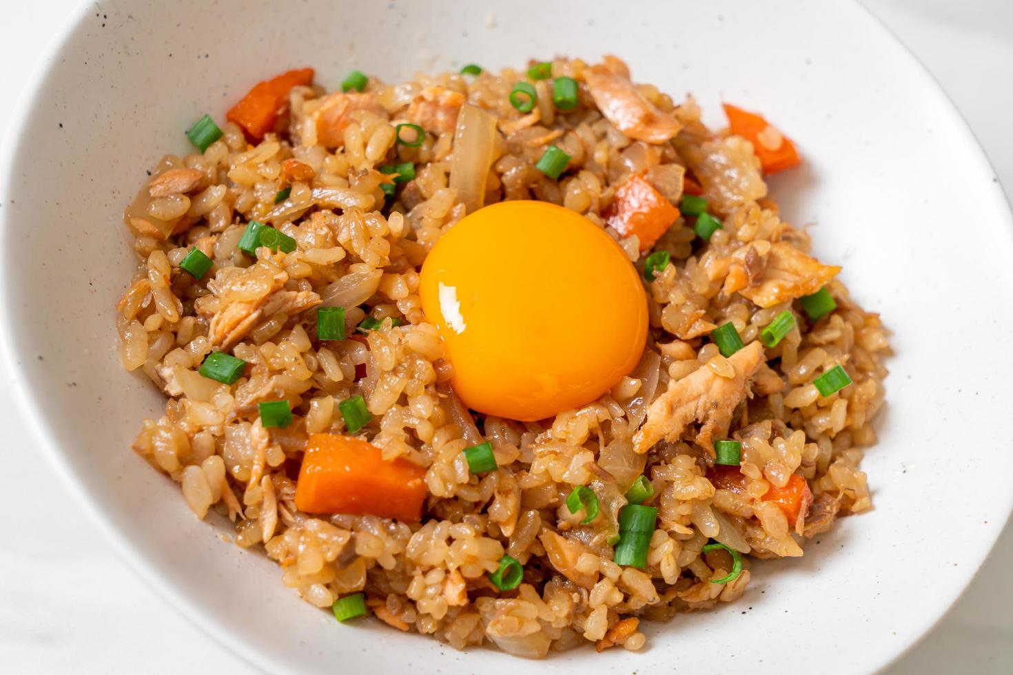 zalm gebakken rijst met gepekeld ei erop - Aziatische voedselstijl foto