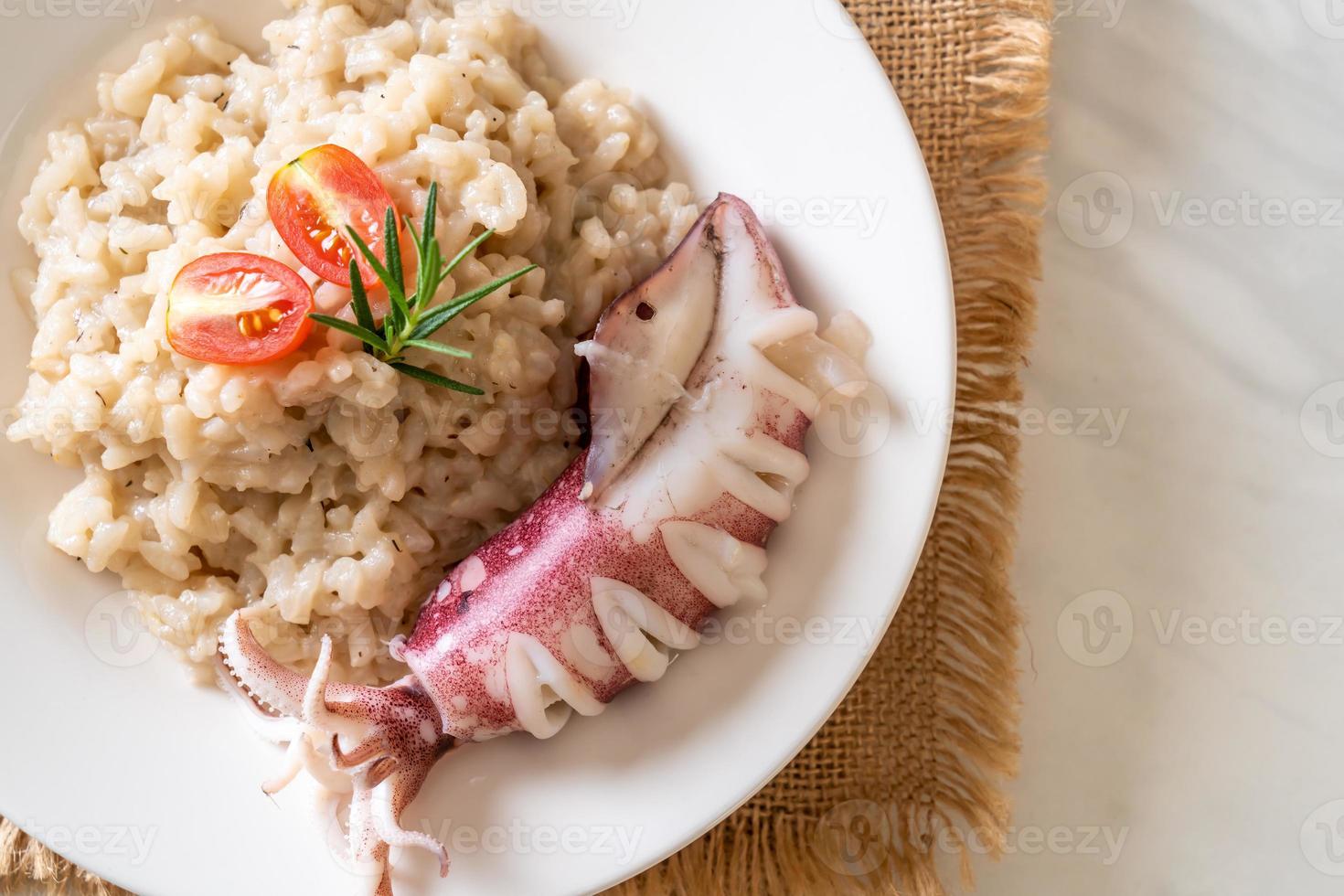 zelfgemaakte inktvis of octopus risotto foto