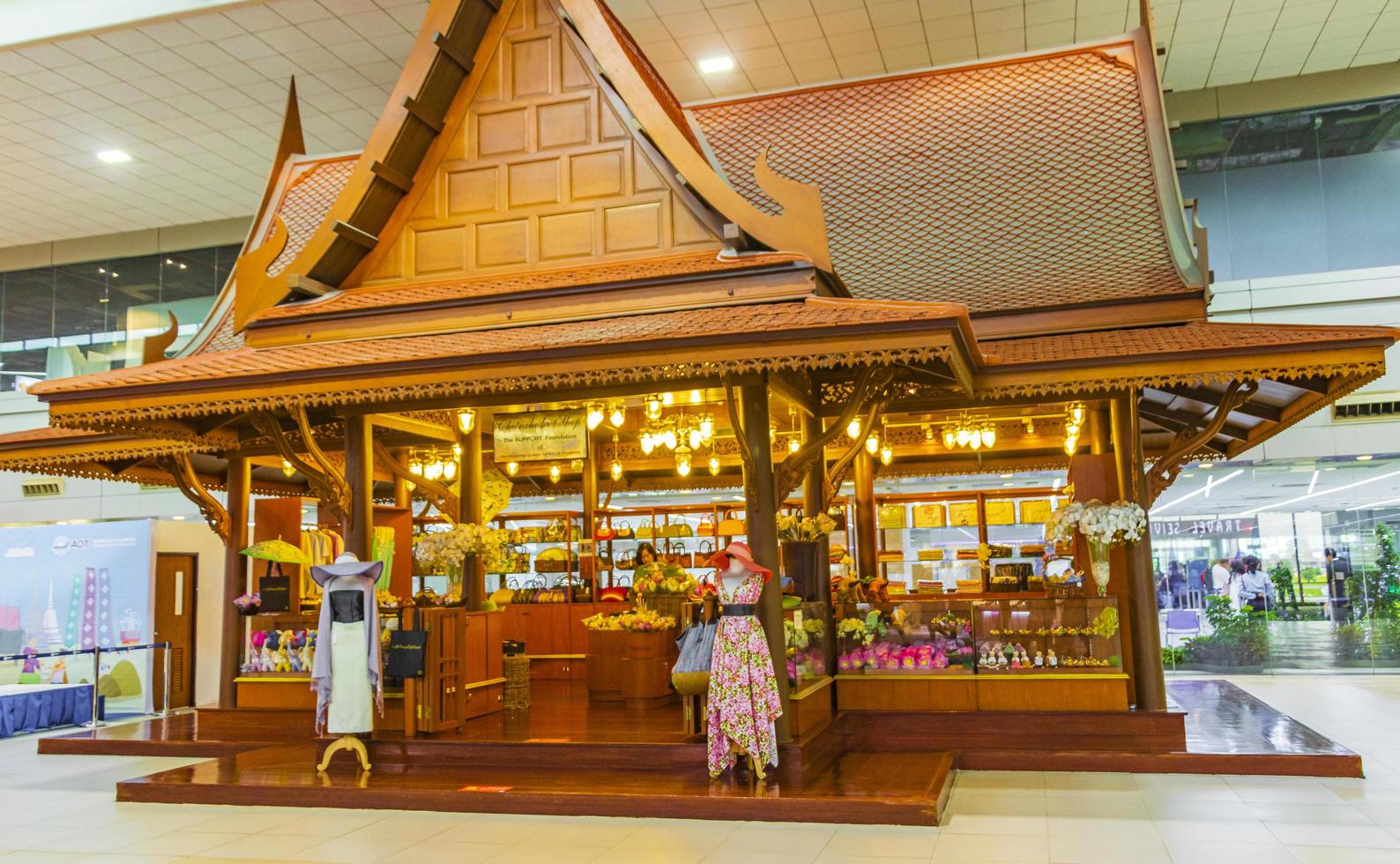 gangen en architectuur Bangkok Suvarnabhumi Airport, Thailand, 2018 foto