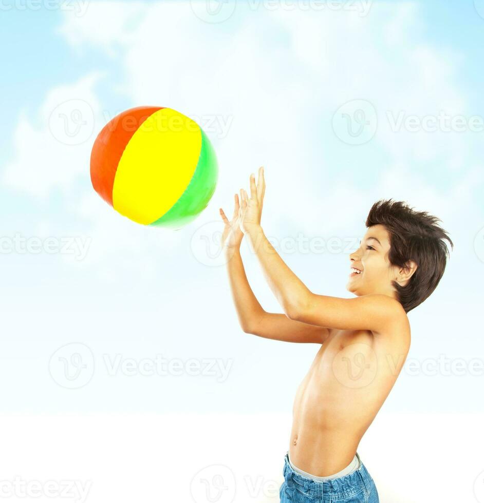 gelukkig jongen met strand bal foto