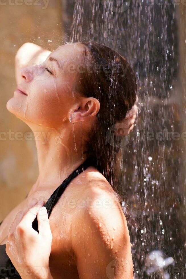 vrouw ontspannen in de douche foto