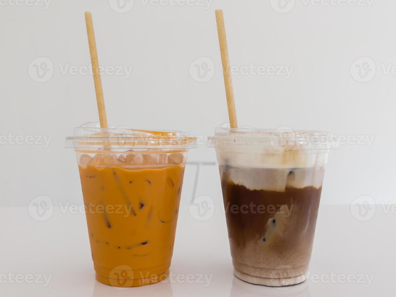 een glas iced mokka en iced thai milk tea foto